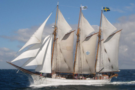Auf dem schwedischen Dreimast-Schoner "Ingo" können Gäste zur Hanse Sail ein ursprüngliches Segelerlebnis genießen.