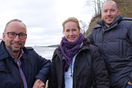 Tourismusdirektor Matthias Fromm, die Bereichsleiterin Marketing Beate Hlawa und Hotelier Alexander Soyk (v.l.) freuen sich über die wieder eröffnete Treppe an der Stolteraa.