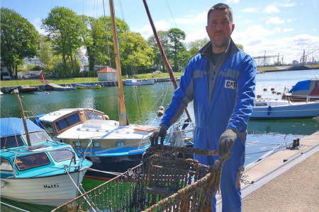 Bei der jüngsten Reinigungskation des Warnemünder Anglervereins e.V. konnte am Alten Strom sogar ein Einkaufswagen geborgen werden. Eric Busch kümmert sich um die fachgerechte Entsorgung.//Foto: Marco Bädeker