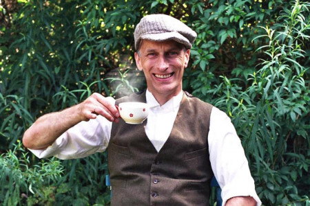 Das Strand-Hotel Hübner Warnemünde lädt am Sonntag zu "Thommis TeaTime" von und mit dem Schauspieler und Autor Thommi Baake.