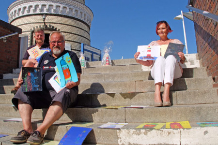 Freuen sich &uuml;ber die vielen phantasievollen Arbeiten zum Thema &bdquo;120 Jahre Leuchtturm&ldquo;: Mathias Stagat, Klaus M&ouml;ller und Inge Morenz, ebenfalls Vorstandsmitglied im Verein (v.l.).
