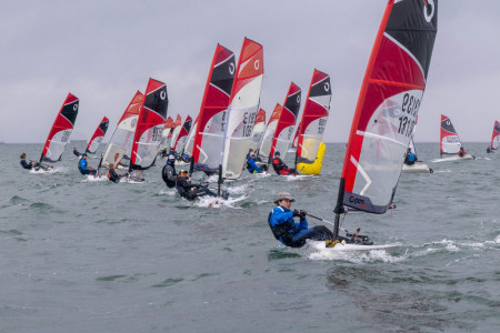 Die Open Skiffs, hier an der Luvtonne, starteten gestern ihre Eurochallenge.//Foto: Pepe Hartmann