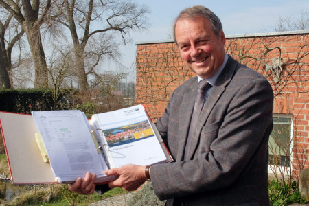 Der Warnem&uuml;nder Ortsbeiratsvorsitzende Alexander Prechtel mit seiner &bdquo;Bibel&ldquo;. In diesem dicken Ordner hat er viele Informationen rund um das Ortsgeschehen griffbereit.