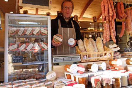 Jörg Evers bietet selbsthergestellte Eintöpfe und Fleischgerichte in Gläsern von Bio-Höfen an.