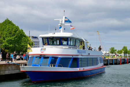 Mittwochs ist Museumstag. Mit den Fahrgastschiffen der Blauen Flotte kann man sich ab sofort an jedem Mittwoch von Warnem&uuml;nde oder Rostock aus zum Traditionsschiff schippern lassen.