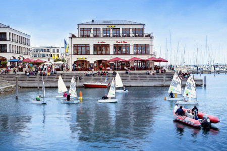 Der Yachthafen Hohe Düne lädt am kommenden Sonnabend zum Hafenfest. Im Rahmen eines Cocktail-Wettbewerbs soll der "Yachthafenresidenz Club Cocktail" gekürt werden. 