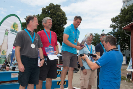Die Sieger der Flying Dutchman freuten sich sichtlich über ihre Preise. Die Sieger der Flying Dutchman freuten sich sichtlich über ihre Preise.