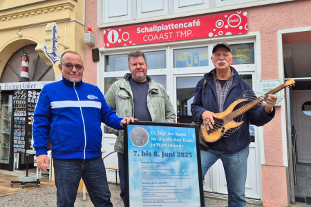 Gehören auch bei der 11. Auflage von „Musik, Kunst & Mee(hr)r“ zu den Kreativköpfen: Doc Buhse (l.) vom Coaast Schallplattencafé und die beiden Musiker Olaf Hobrlant und Plattfööt Klaus Lass (r.) Gehören auch bei der 11. Auflage von „Musik, Kunst & Mee(hr)r“ zu den Kreativköpfen: Doc Buhse (l.) vom Coaast Schallplattencafé und die beiden Musiker Olaf Hobrlant und Plattfööt Klaus Lass (r.)