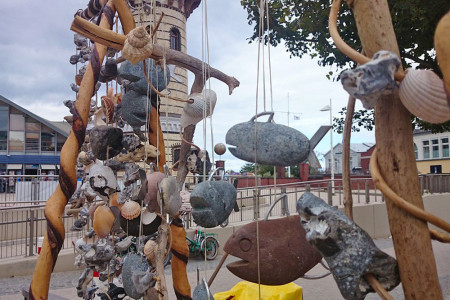 Auf dem Kunsthandwerkermarkt am Leuchtturm erhältlich: handgemachte Steinketten von Roland Jungmichel