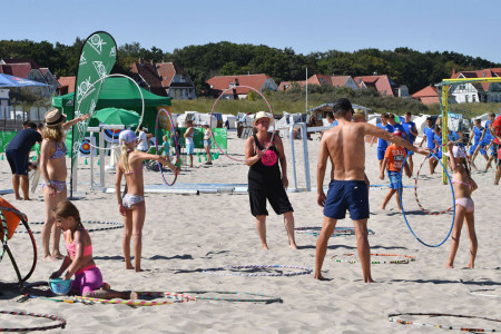 Am AOK-Familien-Beachtag in Warnemünde stehen nicht nur die beliebten Strandsportarten im Mittelpunkt, sondern vieles mehr zum Ausprobieren, unter anderem Zumba, Bogenschießen und Drums Alive.