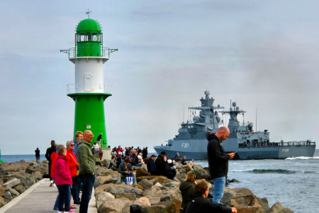 Die deutsche Korvette „Magdeburg“ passiert die Warnemünder Molenköpfe. Die deutsche Korvette „Magdeburg“ passiert die Warnemünder Molenköpfe.