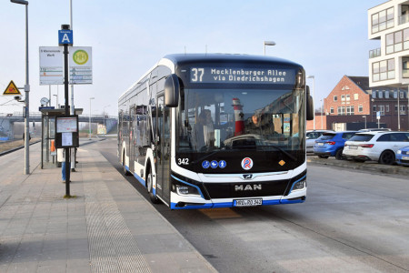 Startpunkt der Umleitung: Ein Bus der Linie 37 am Haltepunkt Warnem&uuml;nde Werft &ndash; von hier aus geht es derzeit auf ge&auml;nderter Strecke durch das Ostseebad.//Foto: Joachim Kloock