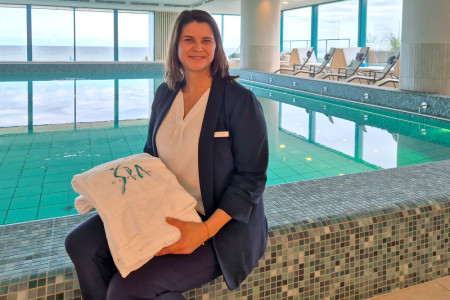 Spa-Managerin Maren Brandt absolvierte im Hotel Neptun vor 21 Jahren ihre Ausbildung zur Sport- und Fitnesskauffrau. Nach mehreren beruflichen Stationen kehrte sie im Februar dieses Jahres ins Hotel Neptun zur&uuml;ck.