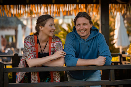 Musicaldarstellerin Anika und Multiinstrumentalist Leo vom Duo Strandfunk sorgen am 23. August bei der &bdquo;Meeresbrise&ldquo; im Kurhausgarten Warnem&uuml;nde f&uuml;r sommerliche Akustik-Vibes.//Foto: Strandfunk