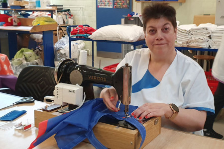 Annette Frahm arbeitet an den bunten Beuteln für die Crews der Schiffe.//Foto: TZRW