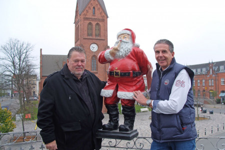 Dietmar Vogel (l.) und Michael Paasch vom Handels- und Gewerbeverein Warnemünde hoffen auf eine kleine Weihnachtszeit im Ostseebad.