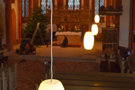 Die alten Lampen haben ausgedient. Dank großzügiger Förderung setzt die evangelische Kirche Warnemünde künftig auf energiesparende LED-Leuchtmittel.