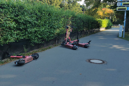 Kreuz und quer lagen die e-Scooter am Montagmorgen auf dem Radweg in der Warnemünder Parkstraße. Kreuz und quer lagen die e-Scooter am Montagmorgen auf dem Radweg in der Warnemünder Parkstraße.