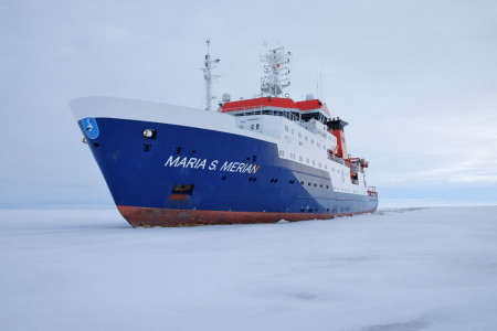 Das Eisrandforschungsschiff Maria S. Merian mit Heimathafen Rostock startet am 25.2. zu seiner 99. Forschungsfahrt, bei der es um die winterliche Tiefenwasserbelüftung in der zentralen Ostsee gehen soll.