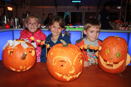 Die Kürbisschnitztalente kamen in diesem Jahr aus Berlin: Lindsay (2.Platz), Emily (1.Platz) und Felix (3.Platz) hatten einen Riesenspaß bei der Aktion.