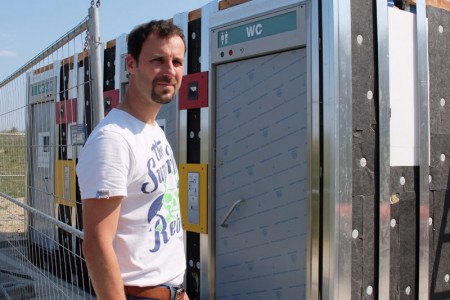 Der Sachbearbeiter beim Amt für Umweltschutz, Axel Pohl, vor der neuen Toilettenanlage am Aufgang 16 in Warnemünde