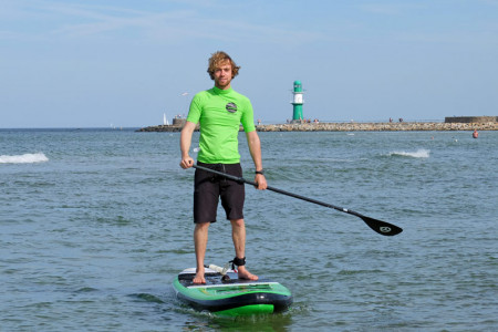 Der 27jährige Derek Louis kam aus Kanada nach Warnemünde und fühlt sich in der Surferfamilie von HW Shapes pudelwohl.