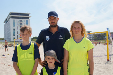 Niklas (10), Felix (5) und Hannah (13) trainieren gemeinsam mit Robert Bullerjahn am NIVEA Haus Active Beach von Warnemünde. Niklas (10), Felix (5) und Hannah (13) trainieren gemeinsam mit Robert Bullerjahn am NIVEA Haus Active Beach von Warnemünde.