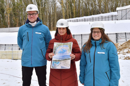 Präsentierten den Fortschritt auf der Baustelle der Robbenanlage – Projektbauleiter Robert Maaß (v. li.), Zoodirektorin Antje Angeli und Kuratorin Daniela Lahn.//Foto: Zoo Rostock, Joachim Kloock