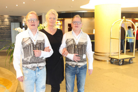 Wer ist wer? Verkaufsleiterin Katrin Buller begrüßt die Berliner Originale Rolf und Ullrich Guttmann im Hotel Neptun.