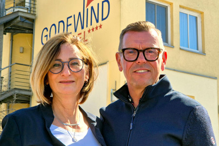 Christina und Bert Pohling vor dem Hotel Godewind in Markgrafenheide – dort, wo vor 30 Jahren ihre Erfolgsgeschichte begann und bis heute mit viel Herzblut weitergeschrieben wird. Christina und Bert Pohling vor dem Hotel Godewind in Markgrafenheide – dort, wo vor 30 Jahren ihre Erfolgsgeschichte begann und bis heute mit viel Herzblut weitergeschrieben wird.