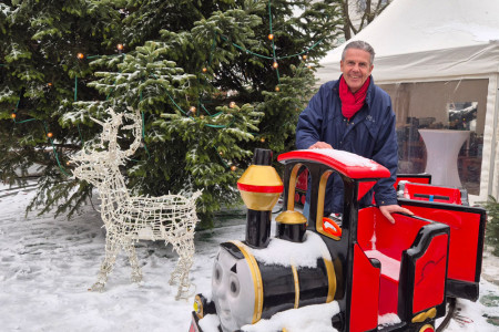 Michael Paasch vom Handels- und Gewerbeverein Warnemünde an der Kindereisenbahn – einem der Publikumsmagneten auf dem Weihnachts- und Neujahrsmarkt. Michael Paasch vom Handels- und Gewerbeverein Warnemünde an der Kindereisenbahn – einem der Publikumsmagneten auf dem Weihnachts- und Neujahrsmarkt.