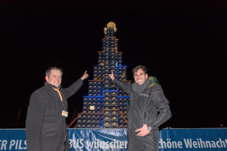 Frank Meißler (Globus) und rechts im Bild, Peter Christian Gliem (Hanseatische-Brauerei-Rostock), vor dem Rostocker-Weihnachtsbaum.