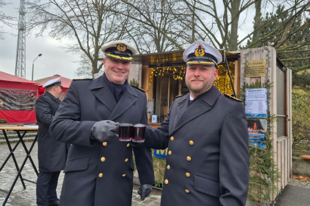 Fregattenkapitän Stephan Lukaszyk (l.) und Fregattenkapitän Martin Paul Rose eröffnen gut gelaunt den maritimen Glühweinstand an der Bahnhofsbrücke – ein herzliches Willkommen in die Vorweihnachtszeit.