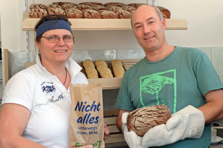 Unternehmer Toralf Matthäus und Ingrid Kelle freuen sich auf die morgige Neueröffnung des Mecklenburger Biomarktes in Warnemünde. Hier sind ab morgen auch leckeres Vollkornbrot und frisch gebackene  Brötchen in bester Bioqualität zu haben.