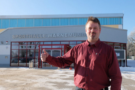 Der Vorsitzende des SV Warnemünde e.V., Ralf Kuhn, freut sich über die perfekten Trainingsbedingungen.