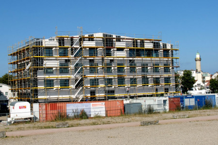 Neubau Sportschule auf der Warnemünder Mittelmole: Nach zunächst größeren Problemen gehen die Fassadenarbeiten jetzt voran. Unser Foto zeigt die Ostansicht. Neubau Sportschule auf der Warnemünder Mittelmole: Nach zunächst größeren Problemen gehen die Fassadenarbeiten jetzt voran. Unser Foto zeigt die Ostansicht.