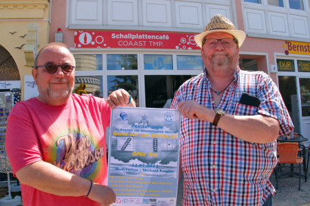 Die Vorfreude auf das 20. Open-Air am Meer „Rauch auf dem Wasser“ am Donnerstag, 11. Juli, im Kurhausgarten Warnemünde ist Doc Buhse und Knut Linke anzusehen.
