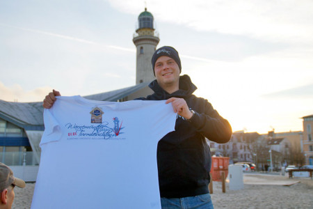 Philipp Weber ist Inhaber von Rostockfisch und hat die aktuellen Turmleuchter-Shirts kreiert.