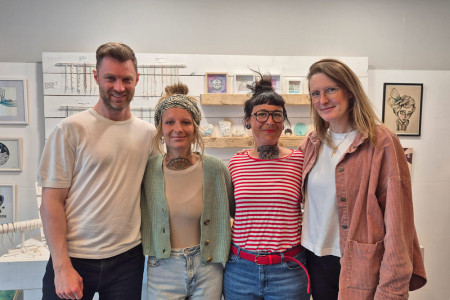 Zwischen Farben, Fotografien und kreativen Ideen freuen sich Björn Haß, Sophia Kehm, Lesley Kirchner und Birka Gleichmann (v.l.) auf zahlreiche Besucher bei „KunstOffen“ im Kunstatelier Warnemünde. Zwischen Farben, Fotografien und kreativen Ideen freuen sich Björn Haß, Sophia Kehm, Lesley Kirchner und Birka Gleichmann (v.l.) auf zahlreiche Besucher bei „KunstOffen“ im Kunstatelier Warnemünde.