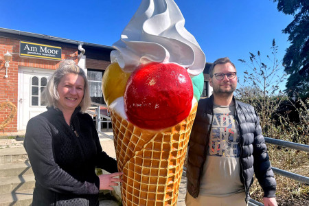 Die Würfel sind gefallen: Anne-Kathrin Andolfi und Marcus Graetz sind die neuen Pächter der Landkombüse Am Moor. Am 8. April starten sie mit ihrem ersten Mittagstisch im Vereinslokal.//Foto: Maria Pistor