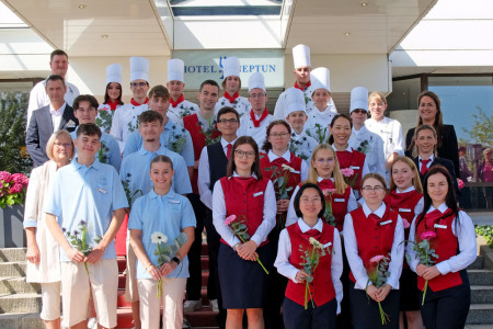 Insgesamt 27 junge Leute begannen gestern ihre Ausbildung im Warnemünder Hotel Neptun. Sie werden erstmals in acht verschiedenen Berufsgruppen ausgebildet. Insgesamt 27 junge Leute begannen gestern ihre Ausbildung im Warnemünder Hotel Neptun. Sie werden erstmals in acht verschiedenen Berufsgruppen ausgebildet.