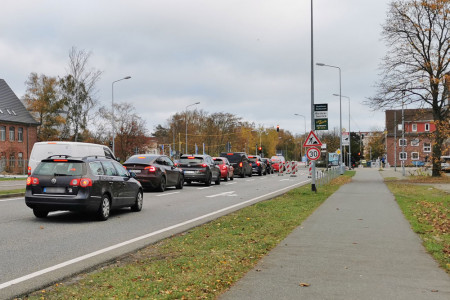 Weil die Ampelanlage ersetzt wird, sind die Fahrbahnen von der Stadtautobahn und Richard-Wagner-Straße in Warnemünde kommend auf eine Spur eingeengt. Weil die Ampelanlage ersetzt wird, sind die Fahrbahnen von der Stadtautobahn und Richard-Wagner-Straße in Warnemünde kommend auf eine Spur eingeengt.