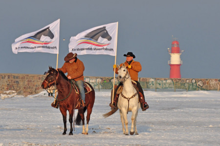 Die Reitsportler vom Verein Pferdefreunde Ostseeküste e.V. gehören von Beginn an zu den Hauptakteuren des Warnemünder Wintervergnügens.