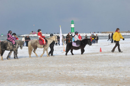 Ponyreiten am winterlichen Strand in Warnemünde, Foto: Joachim Kloock				