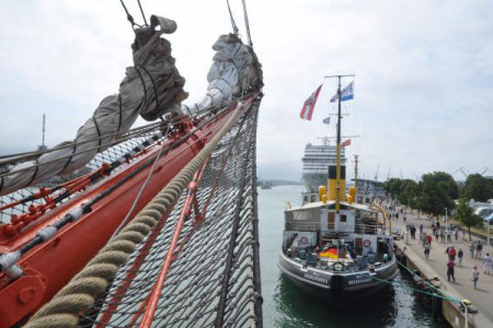 Open Ship auf dem Segelschulschiff "Sedov" und Dampfeisbrecher "Wal" zogen am ersten Wochenende der 81. Warnem&uuml;nder Woche viele Besucher an den Passagierkai. 