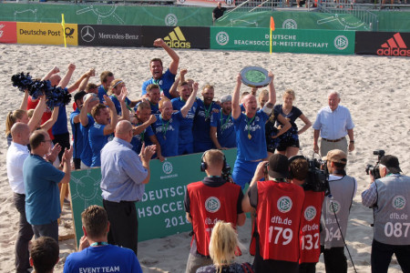 „Ja, wir haben es wieder geschafft!“ Jubelnd hält Robben-Kapitän Tim Kautermann den Pokal in die Höhe. Zum dritten Mal sicherten sich die Lokalmatadore den Titel bei der Deutschen Beachsoccer Meisterschaft in Warnemünde.