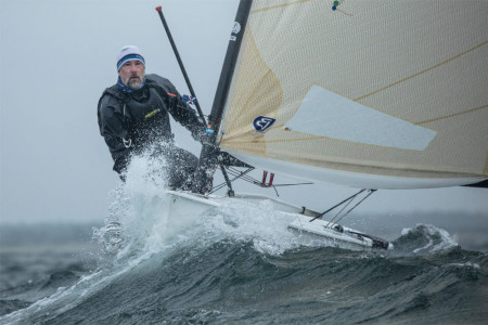 Die Segler der Finn-Dinghys, aber auch der anderen Klassen hatten am Samstag mit den hohen Wellen zu kämpfen.//Foto: Pepe Hartmann