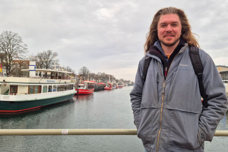 Paul Hildebrand vor der immer lichter werdenden Kutterreihe am Alten Strom &ndash; ein Warnem&uuml;nder, der nicht zulassen will, dass ein weiteres St&uuml;ck K&uuml;stengeschichte verschwindet.