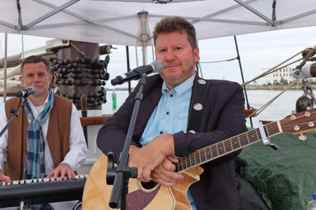 Die Rostocker Band Spill mit Olaf Hobrlant (re.) und Steffen Wroost wird am kommenden Freitag im Ringelnatz Warnemünde ihr neues Album „Hier & Now“ präsentieren. Die Rostocker Band Spill mit Olaf Hobrlant (re.) und Steffen Wroost wird am kommenden Freitag im Ringelnatz Warnemünde ihr neues Album „Hier & Now“ präsentieren.
