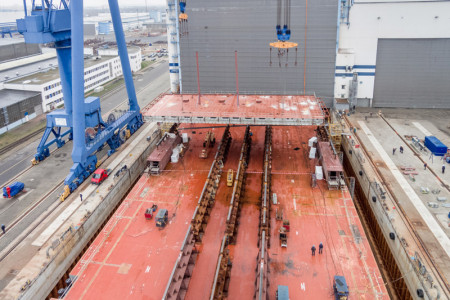 Docklegung einer weiteren Offshore-Konverterplattform bei Nordic Yards Warnemünde.